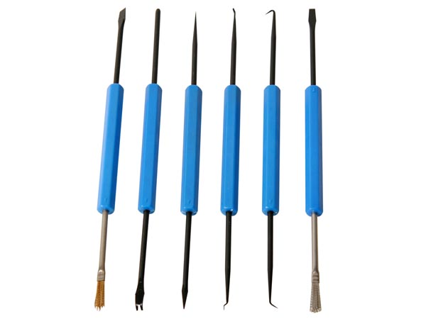 Assortiment de 6 outils pour la maintenance et le nettoyage des circuits imprimés.
